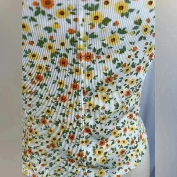 NWOT - Rue 21 Scooped Neck Crop Top (White/Yellow/Orange) Mini Flowers (Size M) - Picture 2 of 7
